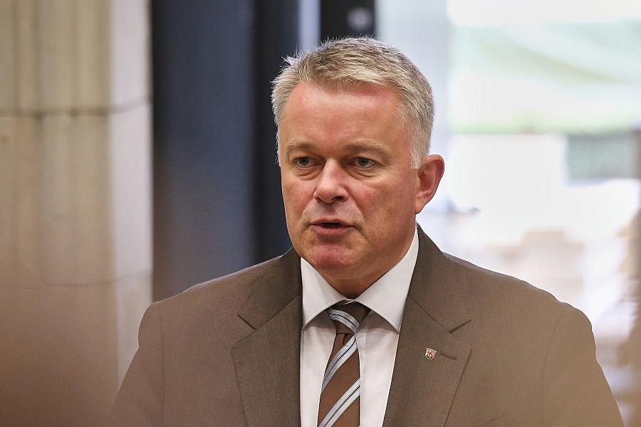 Nach Rücktritt von Bärbel Bas: CDU-Ministerpräsident Schnieder weist Mitschuld-Vorwürfe zurück