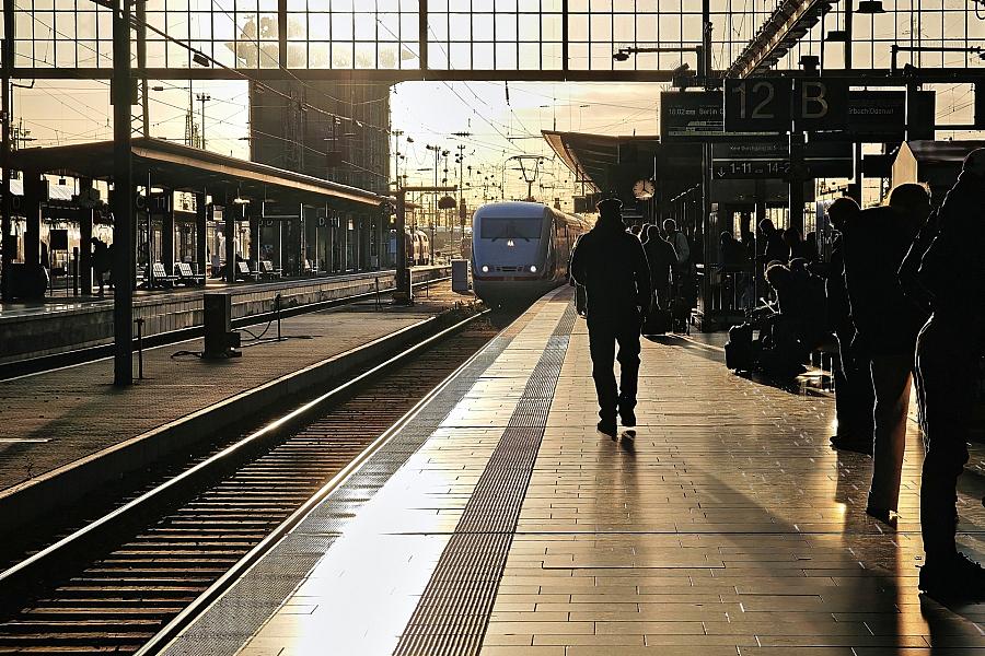 Verkehrsminister Bilger will Pünktlichkeit im Fernverkehr auf 70 Prozent steigern und Druck auf die Deutsche Bahn erhöhen