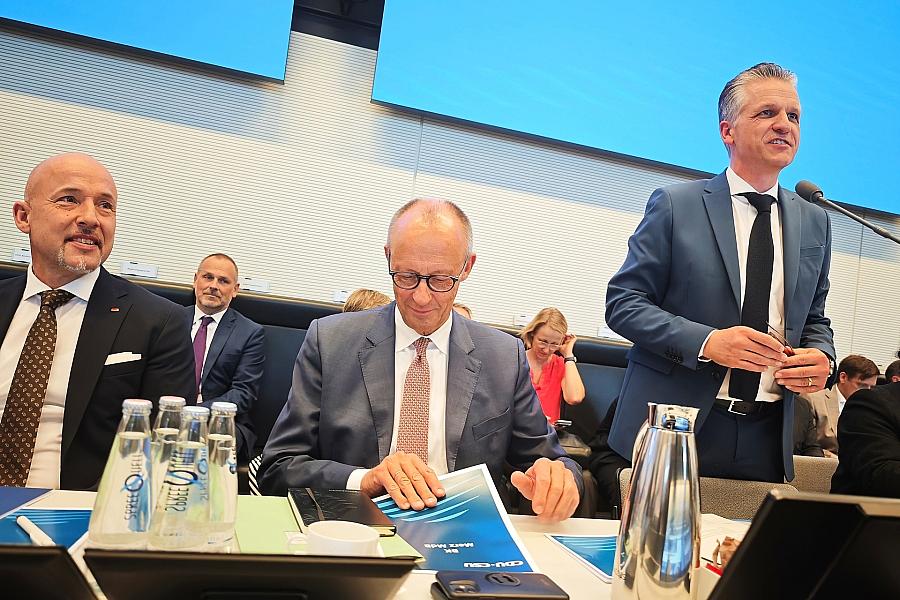 Linken-Fraktionschefin Reichinnek kritisiert CSU-Landesgruppenchef Hoffmann: „Bigotterie“ im Streit um Rot-Rot-Grün in Berlin