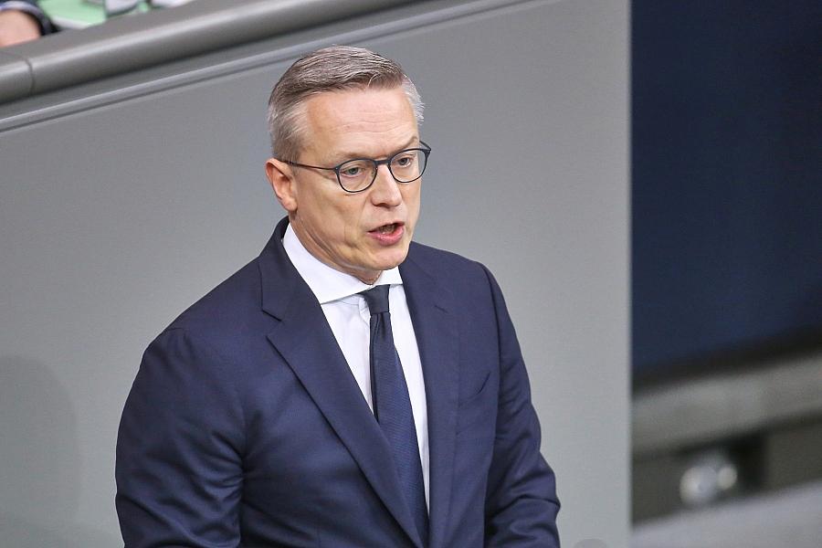 Digitalminister Wildberger hält Grundeinkommens-Konzept als Antwort auf KI-Umbrüche weiter im Spiel