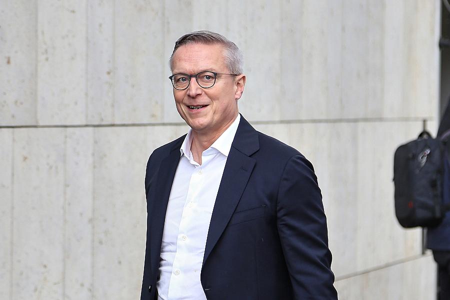 KI-Besteuerung: Digitalminister Wildberger schließt Steuer auf US-Tech-Giganten nicht aus