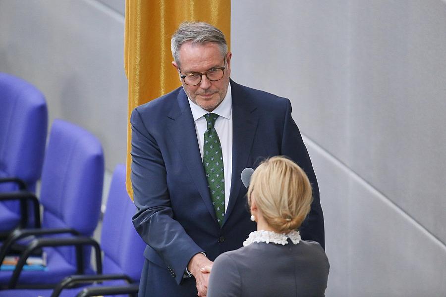 Bundesarbeitsminister Schweitzer leistet Amtseid