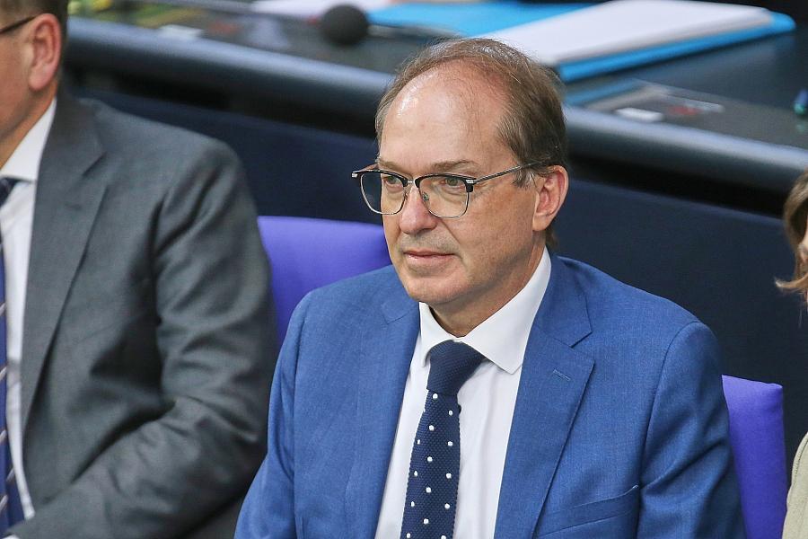 Widerstand in SPD-Fraktion: Hakan Demir sieht Dobrindts Anti-Vergesellschaftungsgesetz auf verfassungsrechtlich rutschigem Boden