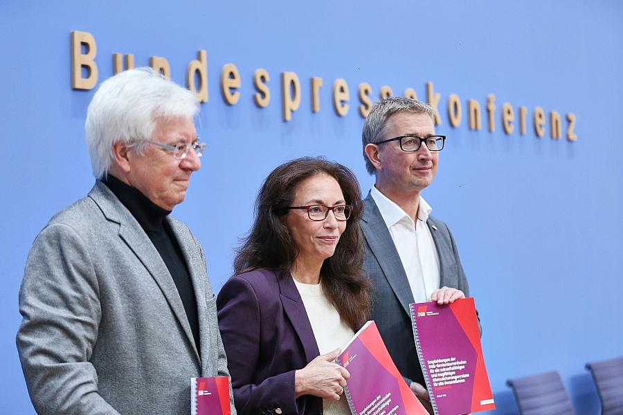 DGB-Chefin Fahimi gegen späteres Renteneintrittsalter: Rentenkommission fordert solide Finanzierung und bessere Übergänge