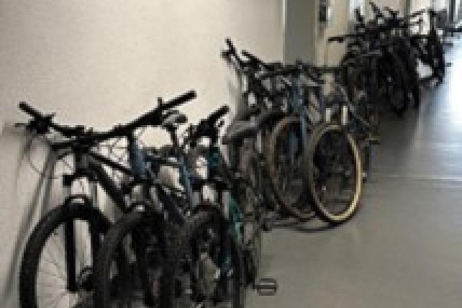 Polizei Halle ermittelt nach Raub und sichert 15 Fahrräder