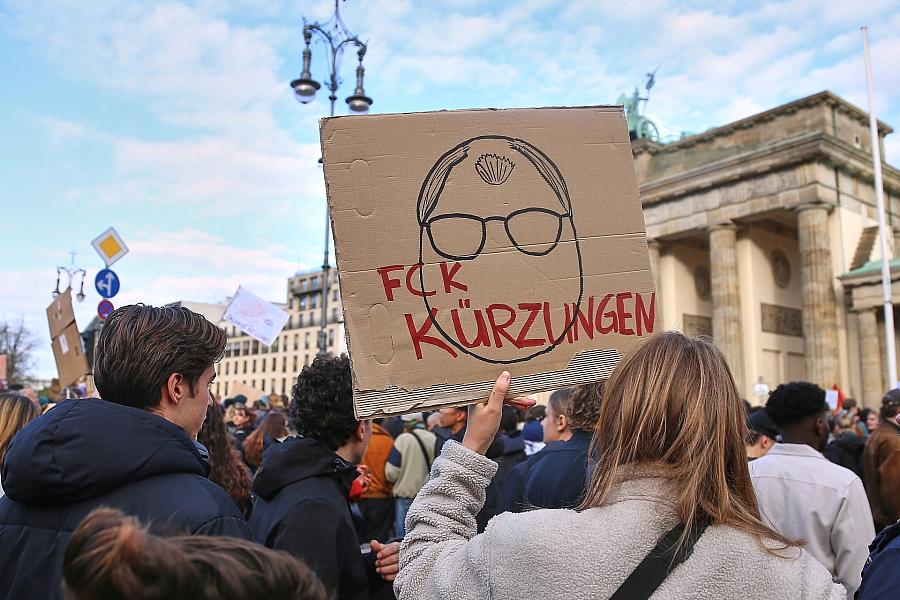 Gen-Z-Proteste in Deutschland gestartet: 4.500 vor Brandenburger Tor, bundesweit über 100.000 erwartet