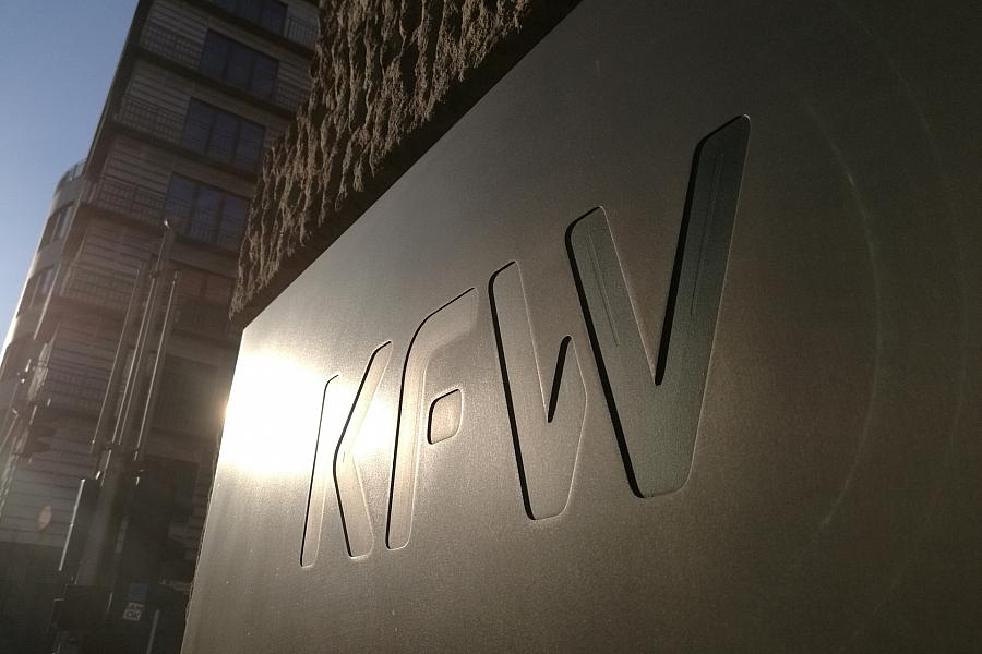 KfW-Studienkredit: Studierende zahlen 2026 im Schnitt 4493 Euro Zinsen – Linke kritisiert „Armutsfalle“