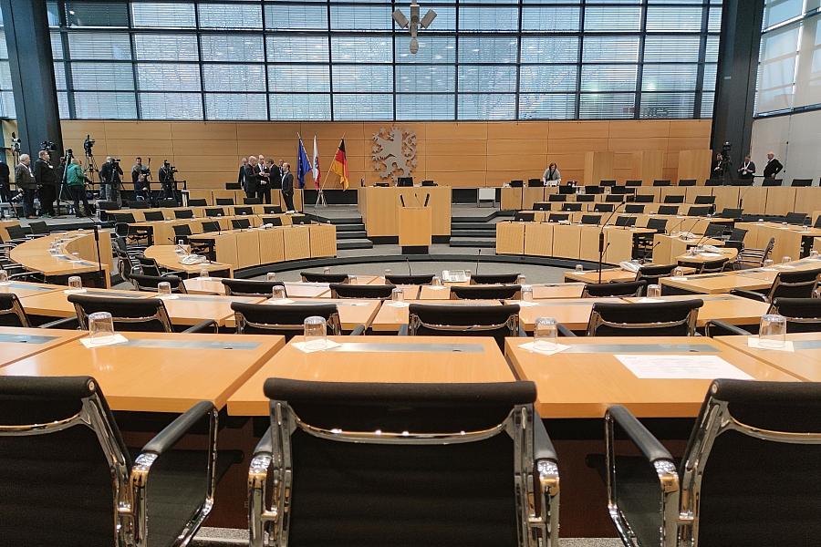 Thüringer Landtag: Keine Zweidrittelmehrheit für AfD-Auflösungsantrag, Höcke kündigt Volksbegehren für Neuwahl an