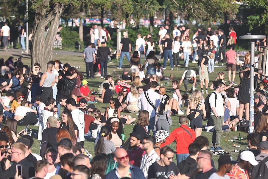 Jugendproteste in Deutschland: Grüne und Linke fordern mehr demokratische Teilhabe und kritisieren Dobrindt