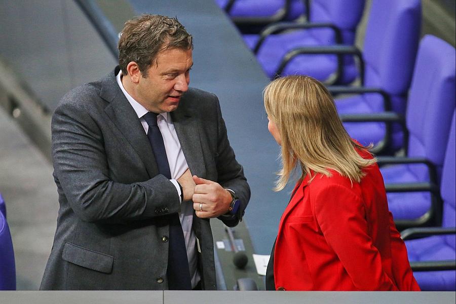 Bauministerin Hubertz stellt sich in SPD-Führungsdebatte hinter Klingbeil und lobt Schwesig