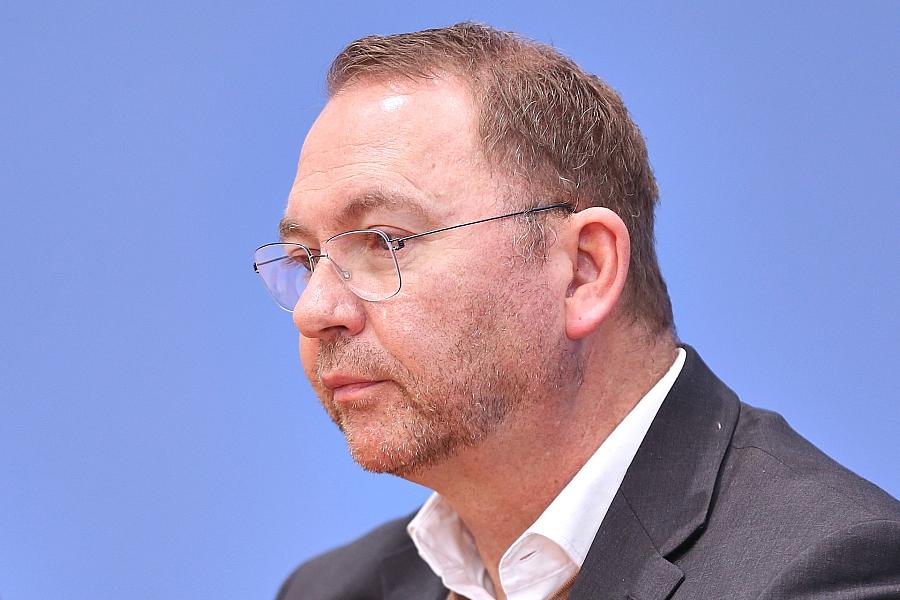 Verdi-Chef Werneke: Rente mit 63 erhalten – Forderung an Arbeitsminister Schweitzer